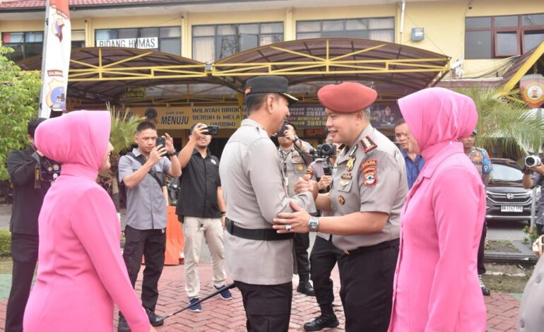 Kapolda Kalsel Pimpin Upacara Kenaikan Pangkat 768 Personel dan Gelar Donor Darah