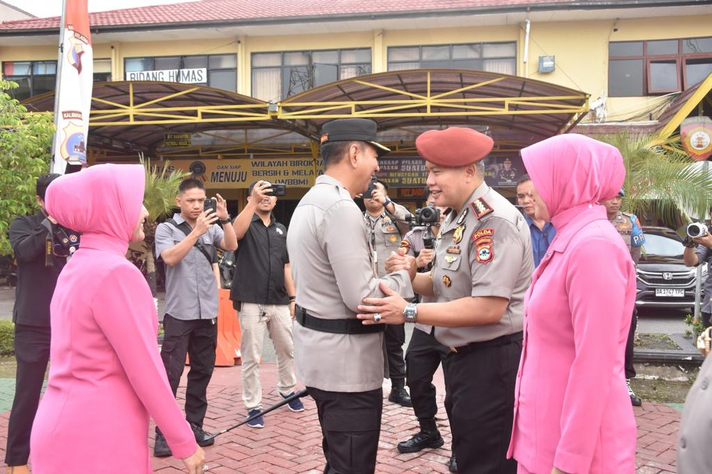 Kapolda Kalsel Pimpin Upacara Kenaikan Pangkat 768 Personel dan Gelar Donor Darah