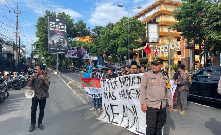 Badan Eksekutif Mahasiswa (BEM) Nusantara Jawa Timur menggelar aksi demonstrasi di depan Mapolresta Malang Kota.