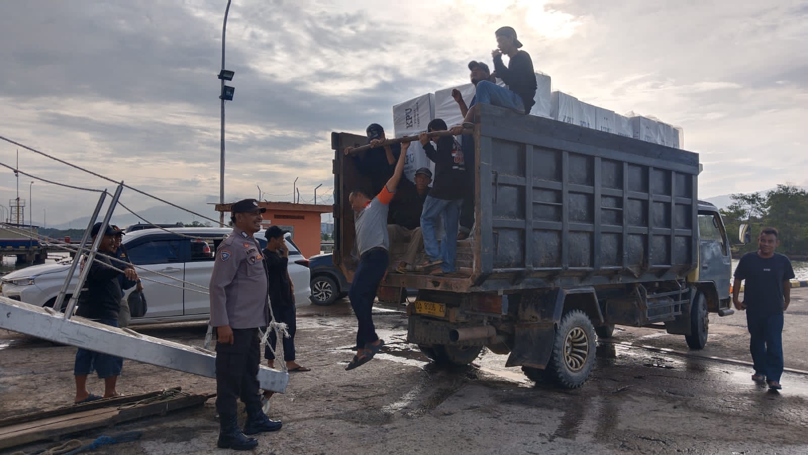 Logistik Pemilu Mulai Dikirim ke Pelosok Pulau Sembilan Kotabaru