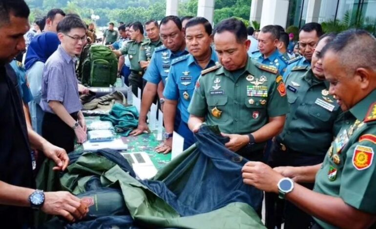 Pangkostrad Dampingi Panglima TNI Mengecek Perlengkapan Operasi Dalam Negeri 2024