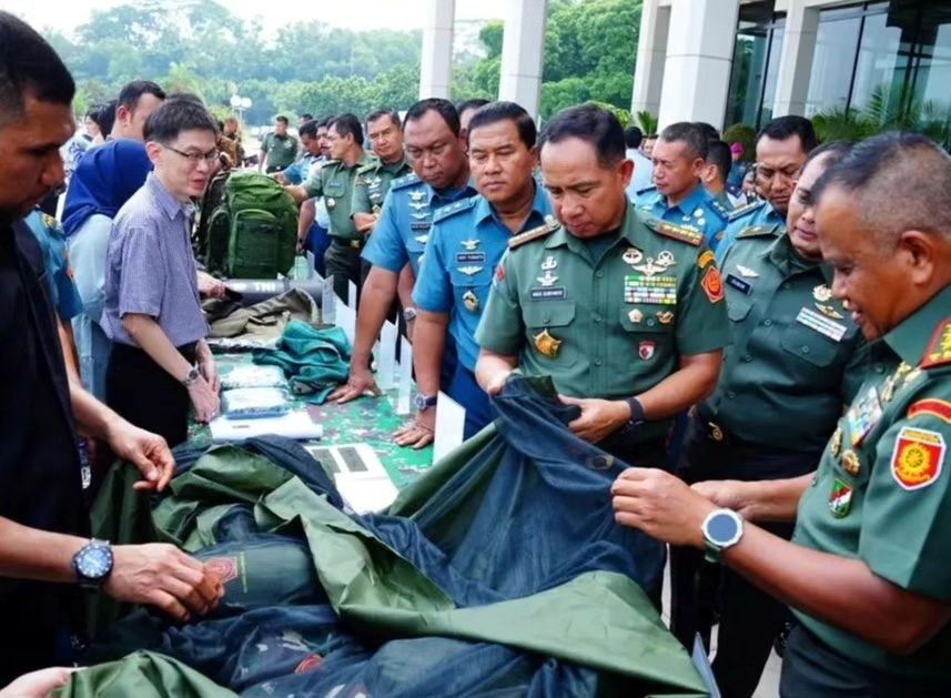 Pangkostrad Dampingi Panglima TNI Mengecek Perlengkapan Operasi Dalam Negeri 2024