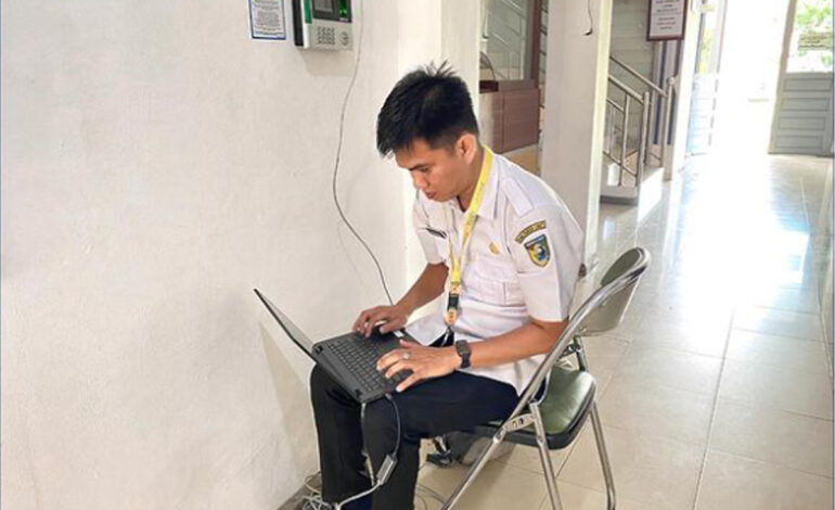 Perbaikan Alat Fingerprint di Kantor Oleh E-Gevornment Diskominfo Tala