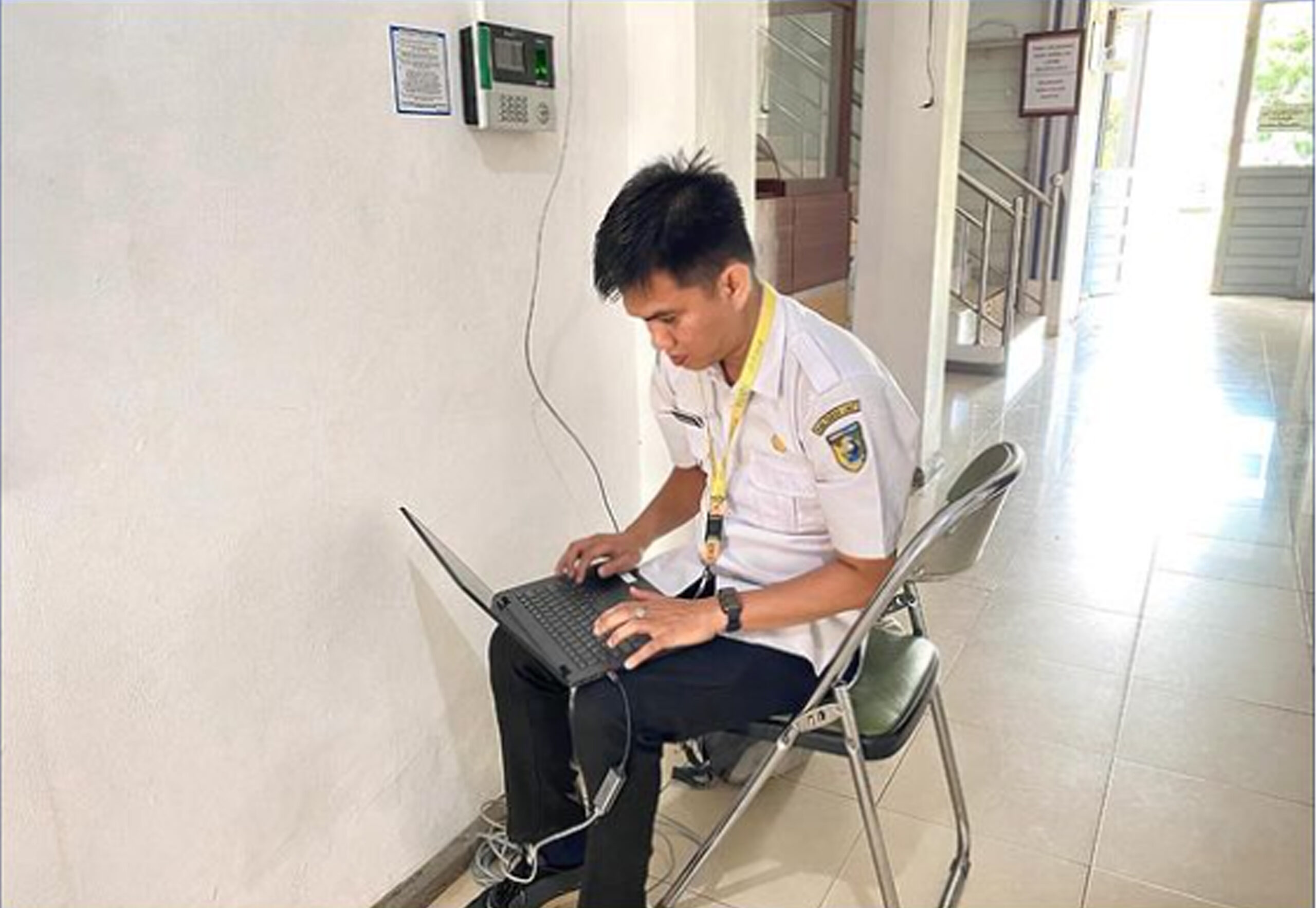 Perbaikan Alat Fingerprint di Kantor Oleh E-Gevornment Diskominfo Tala