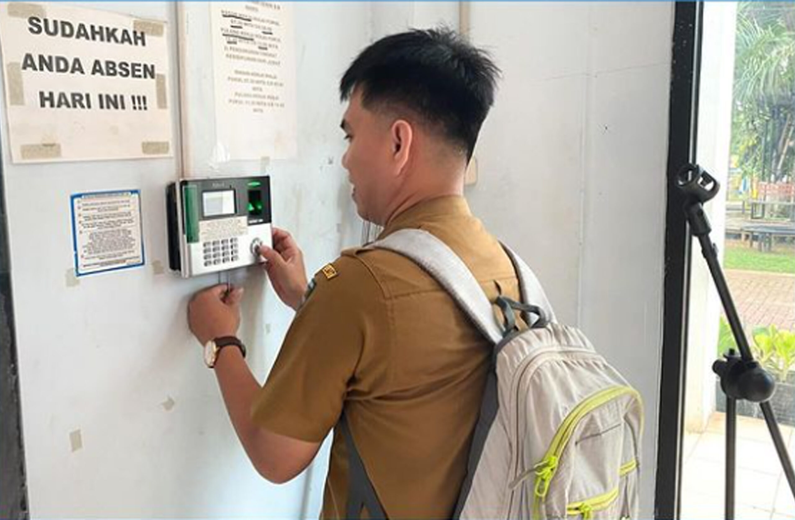Perawatan Perangkat Fingerprint oleh E-Government Diskominfo Tala