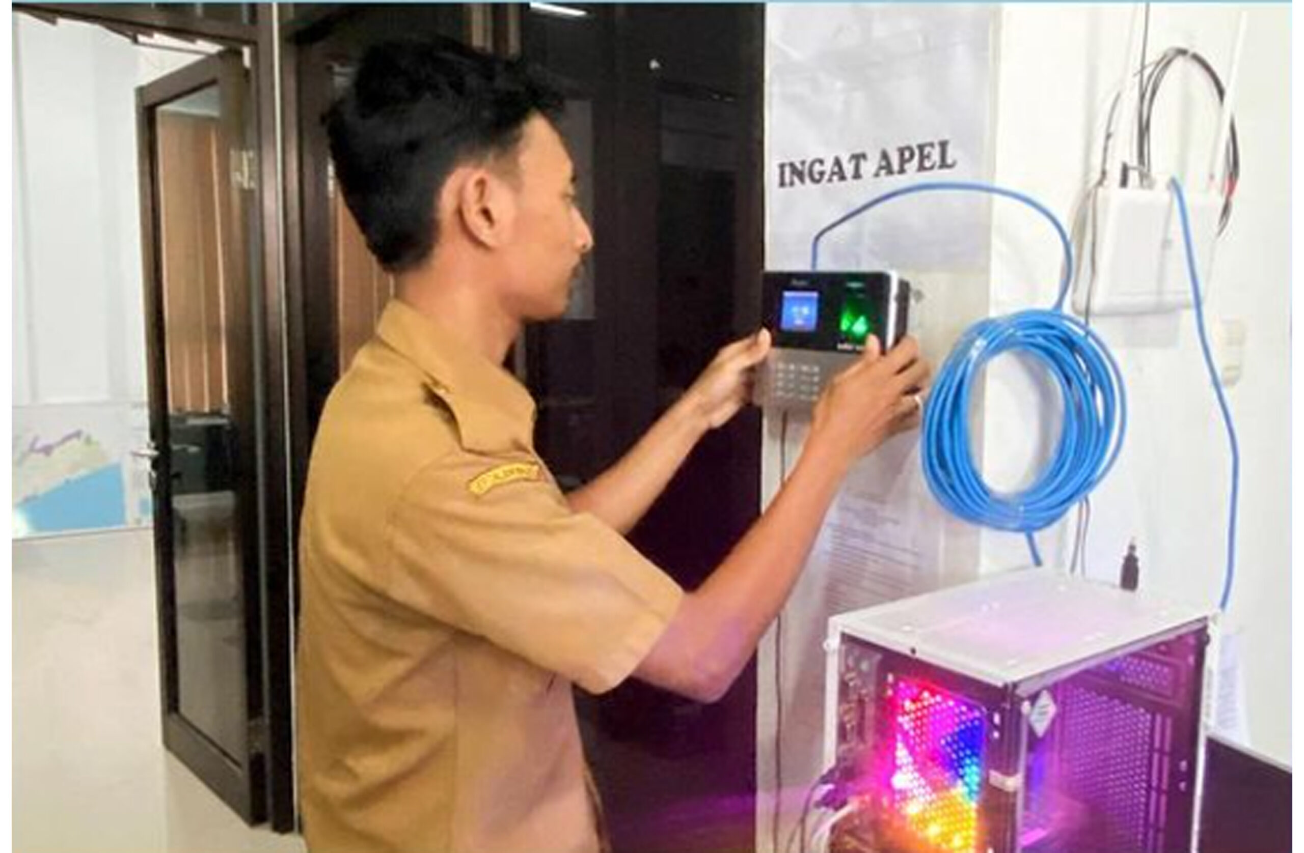 Pemasangan Alat Fingerprint oleh E-Government Diskominfo Tala