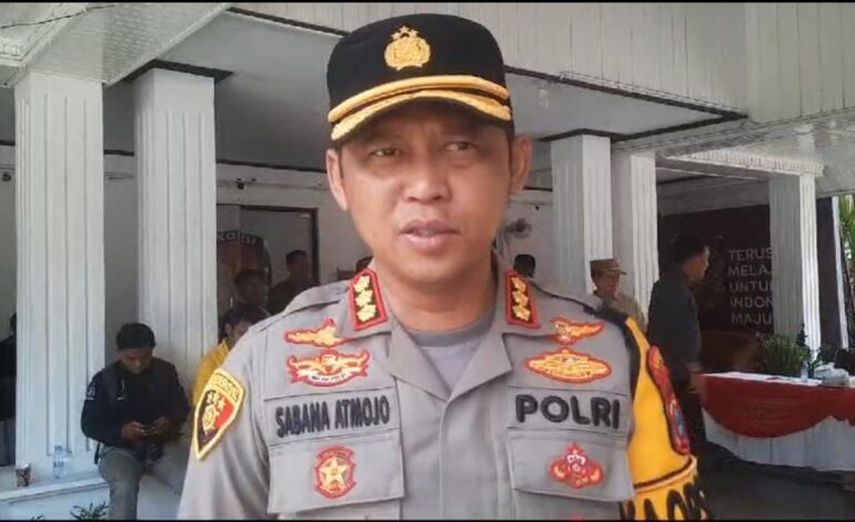 TINJAU TPS - Kapolresta Banjarmasin saat meninjau salah satu TPS saat pemungutan suara maupun perhitungan capres dan legislatif serta DPD RI, Rabu (14/2/2024). (foto :ist)