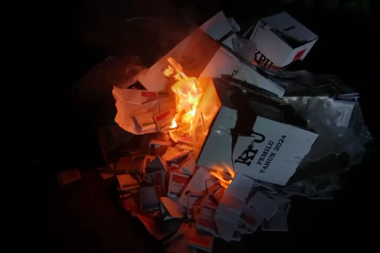 Massa Bakar Lima Tempat Pemungutan Suara Pemilu 2024