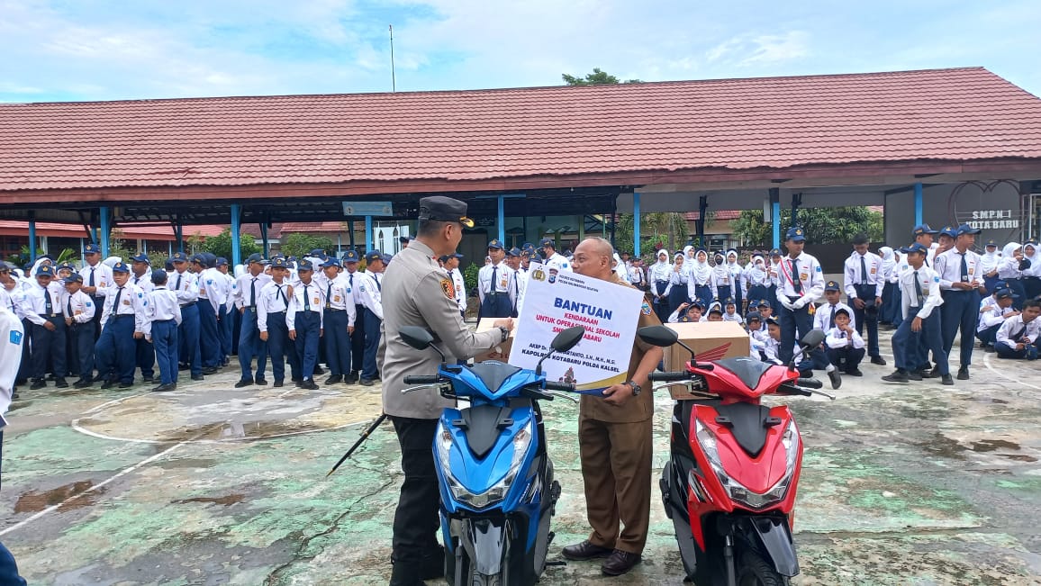 Kapolres Kotabaru Beri Bantuan Pembinaan SMPN 1 Kotabaru