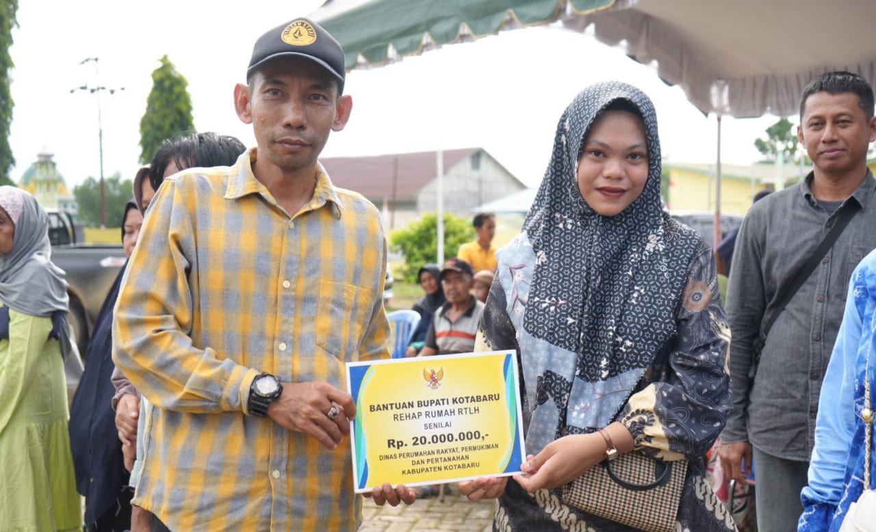 Bupati Kotabaru Berbagi Bantuan di Sungai Durian dan Pamukan Utara