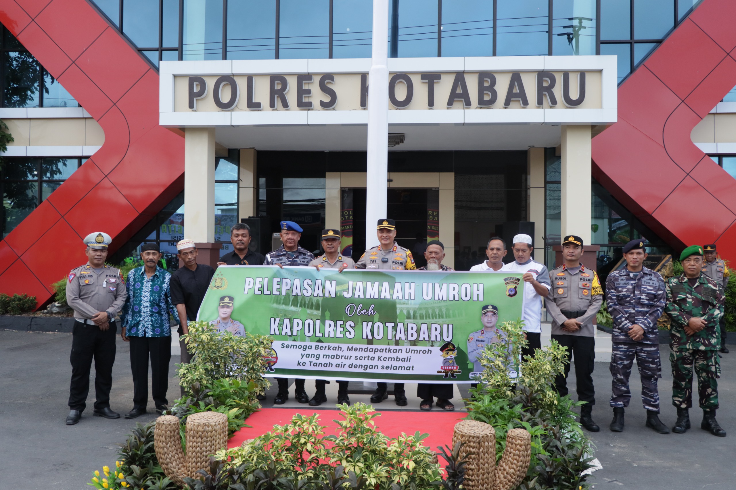 Kapolres Kotabaru Melepas Keberangkatan 10 Jamaah Umrah Gratis