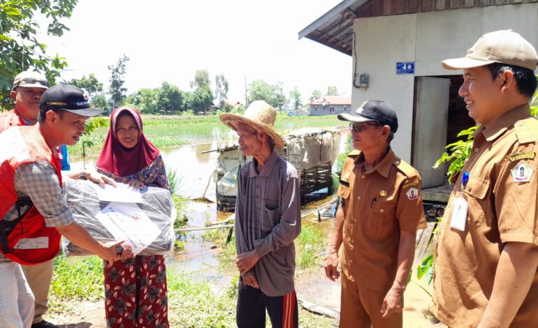 Ketua PMI Batola Sigap, Serahkan Bantuan Kemanusiaan untuk Korban Puting Beliung di Anjir Pasar Batola