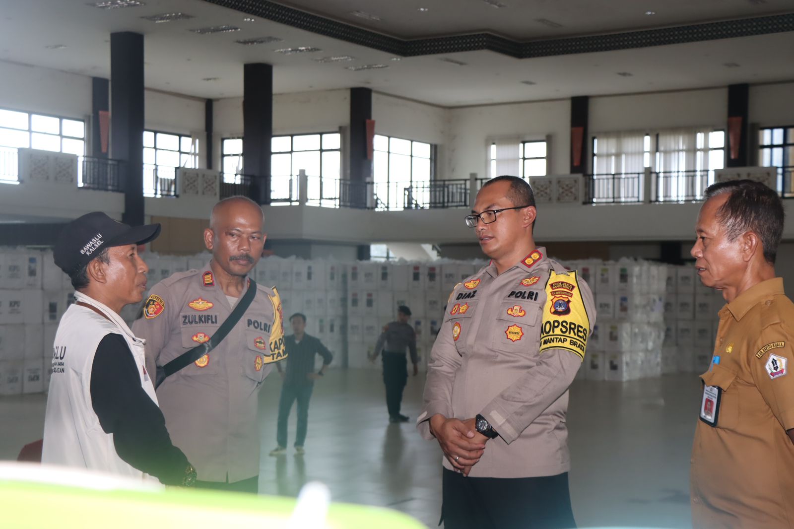 Kapolres Batola Pantau Pengembalian Logistik Pemilu Dari PPK Ke Gudang Logistik KPU.