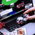 Satreskim Polres Metro Jaktim menggelar penangkapan berbagai oknum operator judi online. Terbaru, mereka menangkap 10 orang pria yang diketahui melakukan judi online.