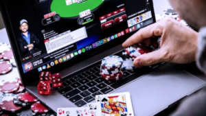 Satreskim Polres Metro Jaktim menggelar penangkapan berbagai oknum operator judi online. Terbaru, mereka menangkap 10 orang pria yang diketahui melakukan judi online.