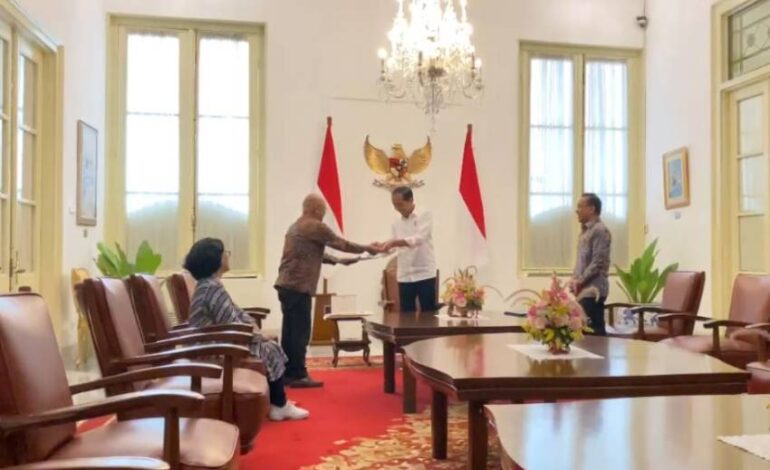 Ketua KPPS TPS 10 Gambir Beri Undangan Pencoblosan ke Presiden Jokowi