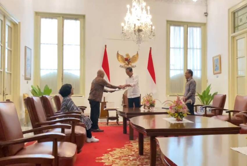 Ketua KPPS TPS 10 Gambir Beri Undangan Pencoblosan ke Presiden Jokowi