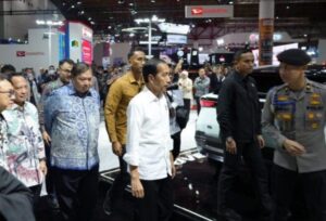 Presiden Joko Widodo (Jokowi) didampingi Menteri Koordinator Bidang Perekonomian Airlangga Hartato membuka pameran Indonesia International Motor Show (IIMS) 2024 di JIExpo, Kemayoran Jakarta Pusat, Kamis 15 Februari 2024.