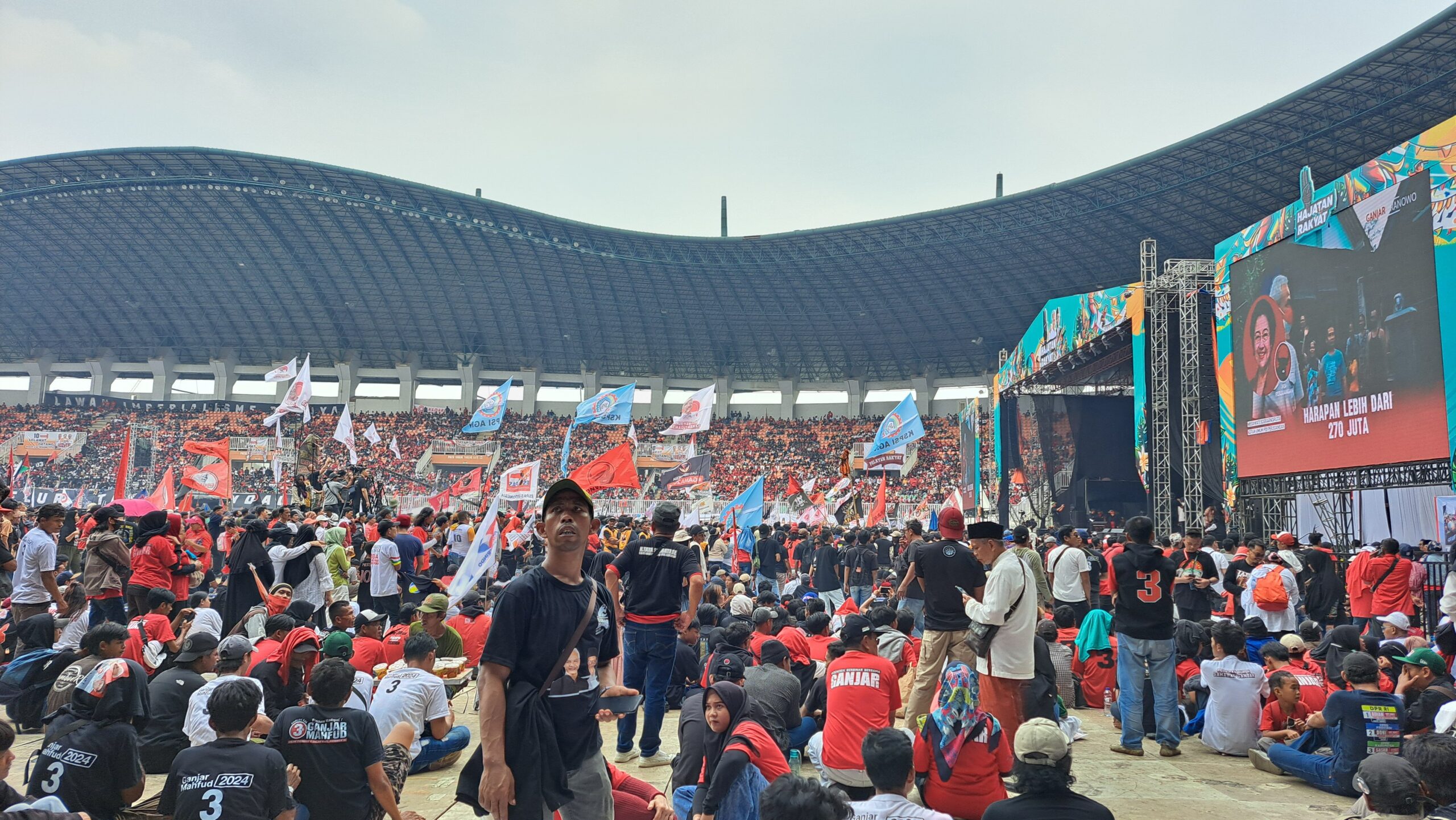 Ribuan Kader PDI Perjuangan dan Pendukung Ganjar-Mahfud Padati Stadion Pakansari Bogor