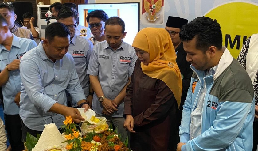 Suara Prabowo-Gibran Unggul Telak di Jatim, Khofifah Potong Tumpeng