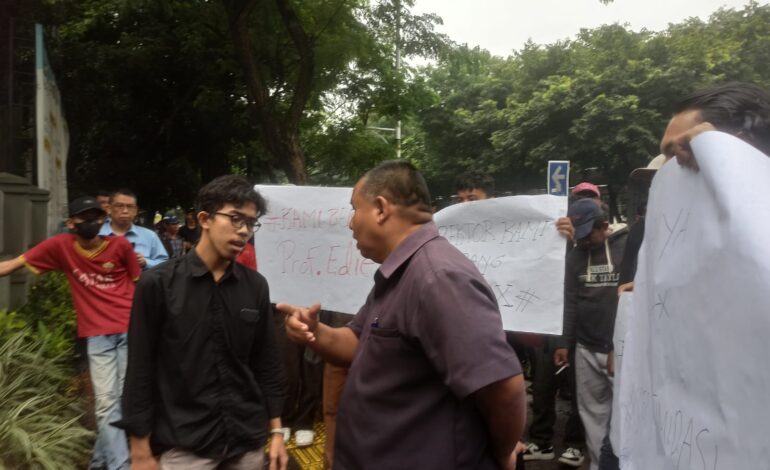 Mahasiswa Universitas Pancasila Berunjuk Rasa Menuntut Penghentian Kriminalisasi dan Politisasi Rektor