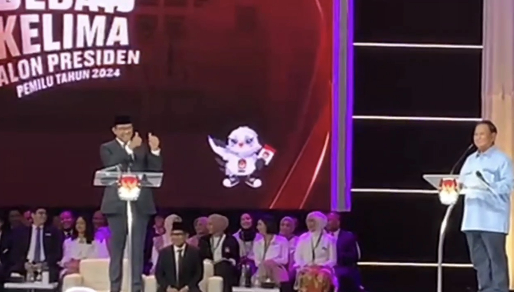 Debat Capres Kelima, Anies Baswedan Acungkan Dua Jempol untuk Ganjar Pranowo