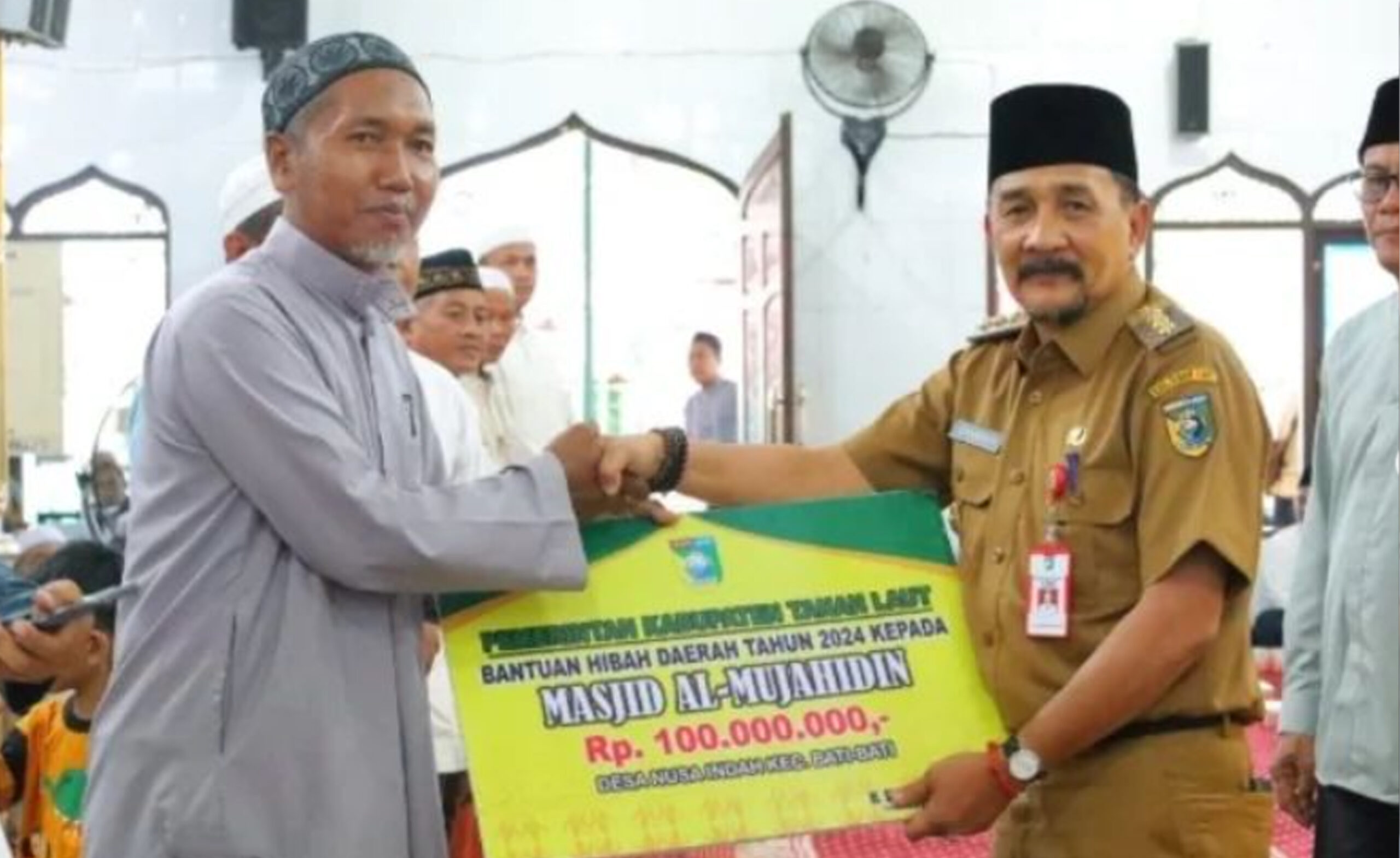 Pj. Bupati Tala serahkan Bantuan Hibah Untuk Beberapa Masjid Di Bati-bati
