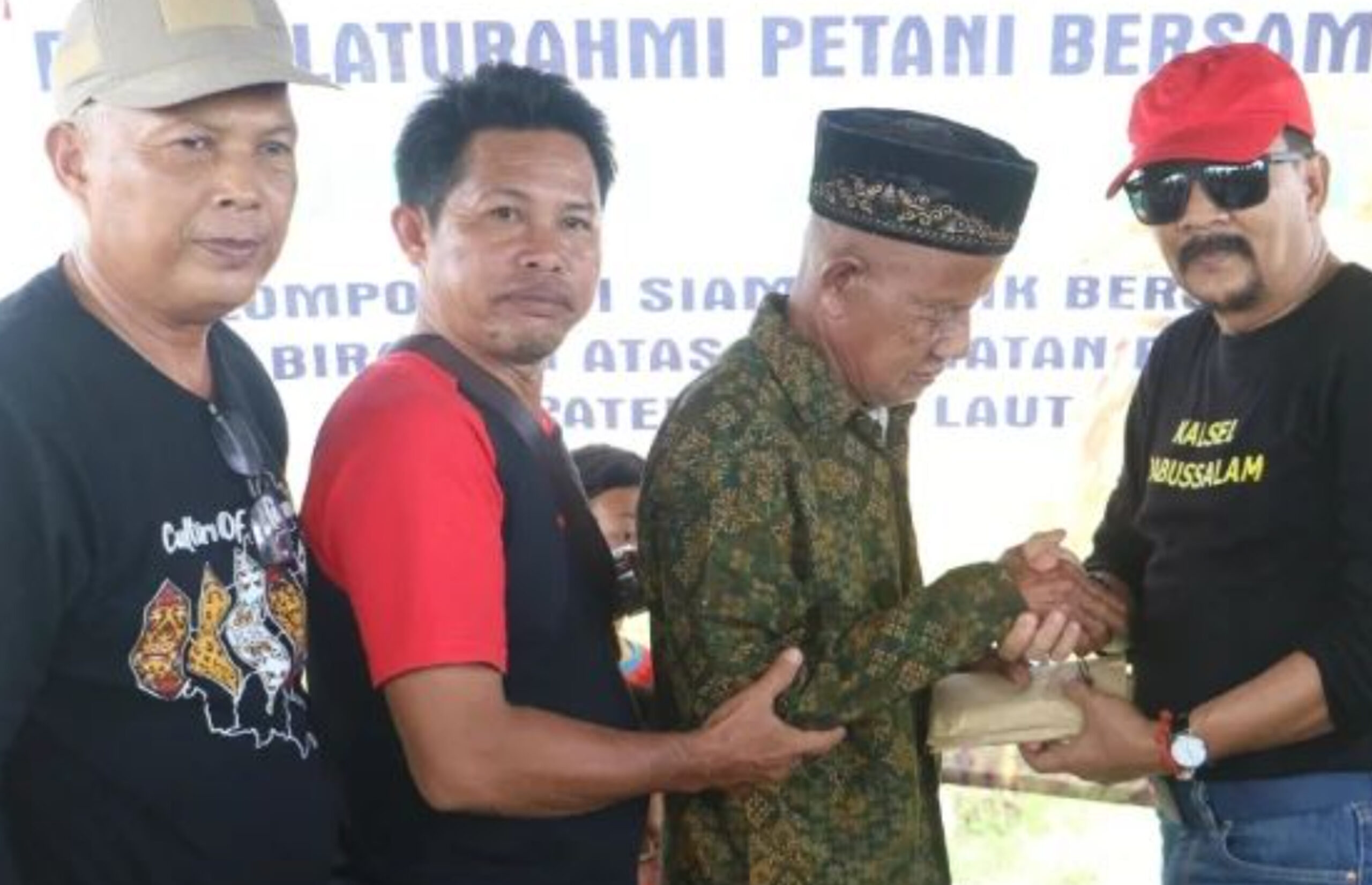 Pj Bupati Serahkan Bantuan Perbaikan Rumah