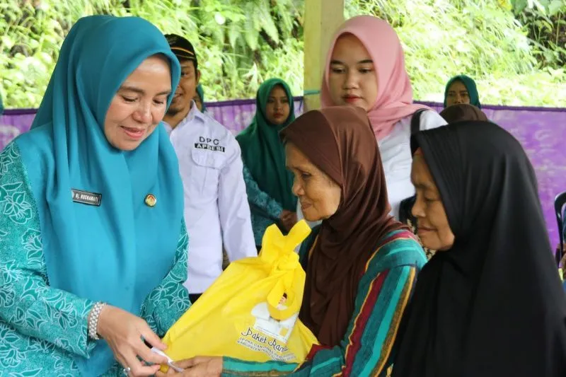 Ketua PKK Kabupaten HSS Berbagi Bansos dan Tinjau Pasar Murah
