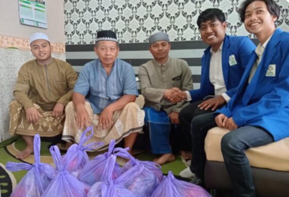 Jelang Ramadhan, Dema UIN Antasari dan PMII Tanah Laut Berbagi Kebaikan