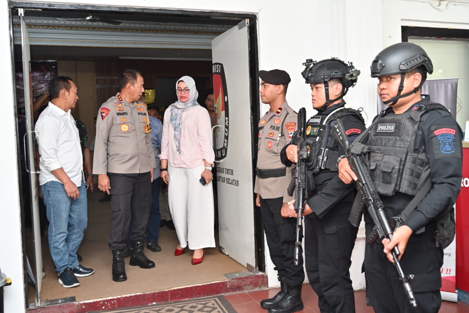 Sambangi Kantor KPU Kalsel ,Kapolda Pastikan Ini Keamanan Kelancaran Perhitungan Suara