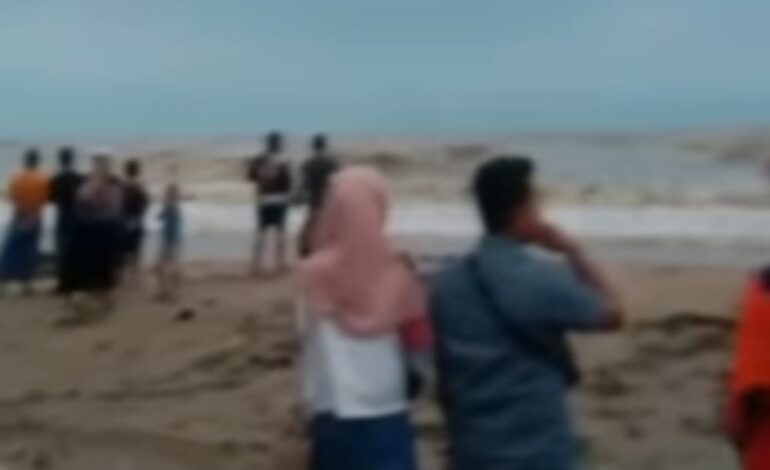 Seorang Remaja Dikabarkan Tenggelam Terseret Ombak Pantai Batakan