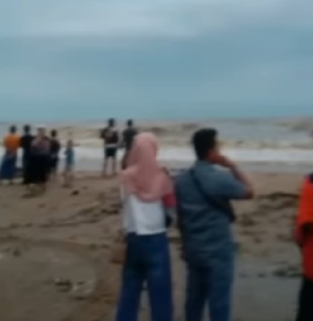 Seorang Remaja Dikabarkan Tenggelam Terseret Ombak Pantai Batakan