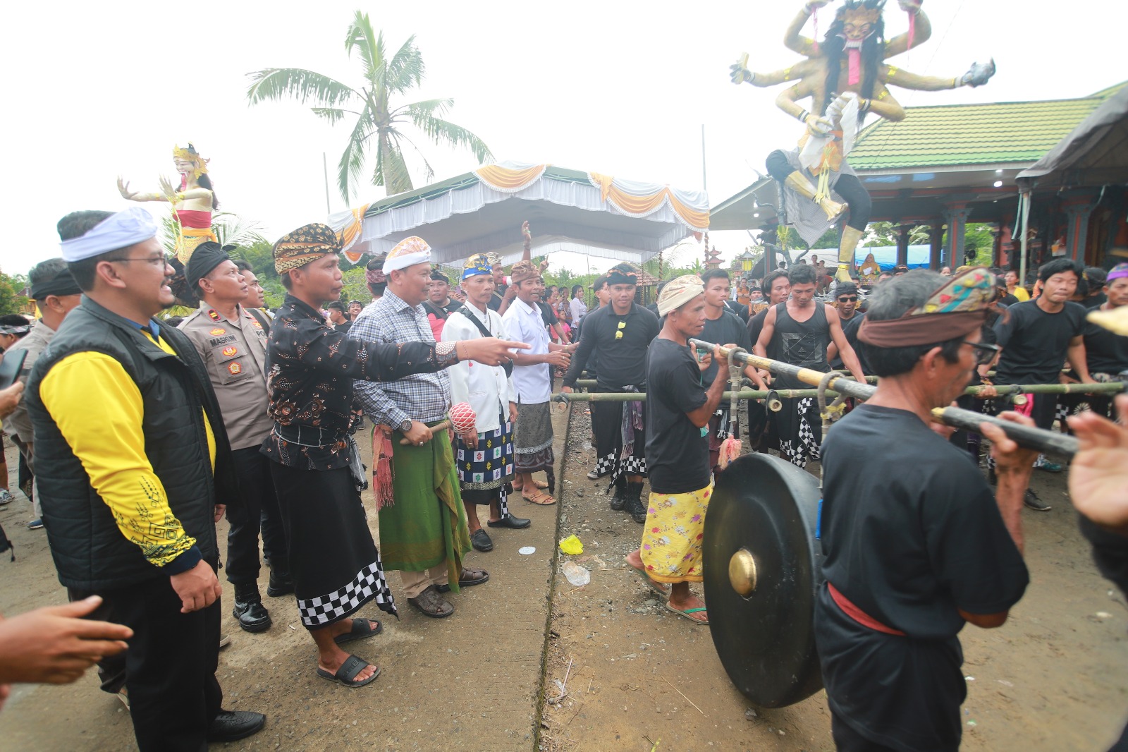 Pj Bupati Batola Hadiri Pengaraan Ogoh-ogoh