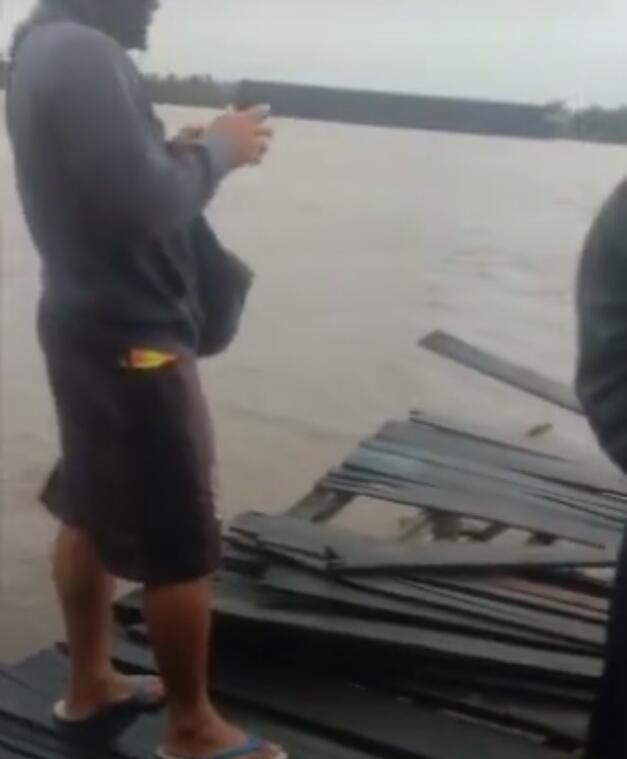 Ditabrak Tongkang, Lanting dan Pelabuhan Di Saka Rumbiya – Sungai Tunjang Batola Hancur