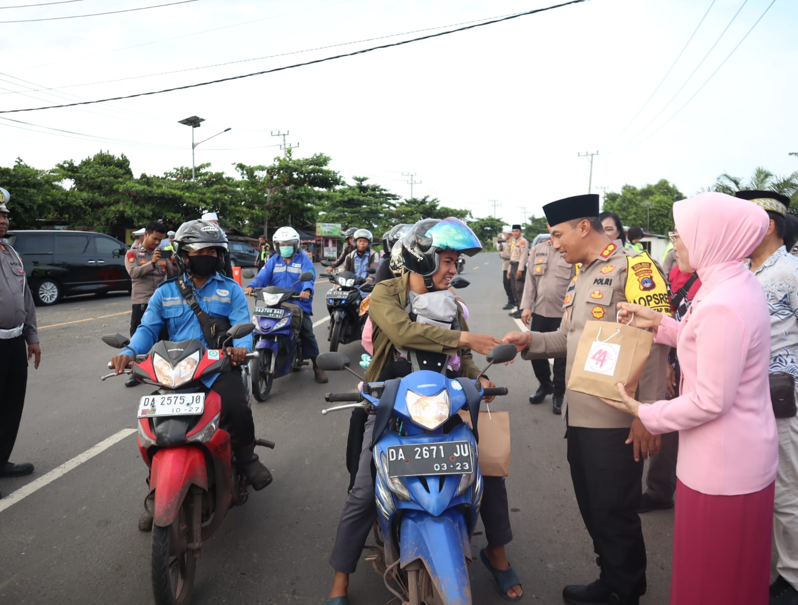 Polres Batola Peduli Sesama, Berbagi Takjil di Bulan Suci Ramadhan 1445 H
