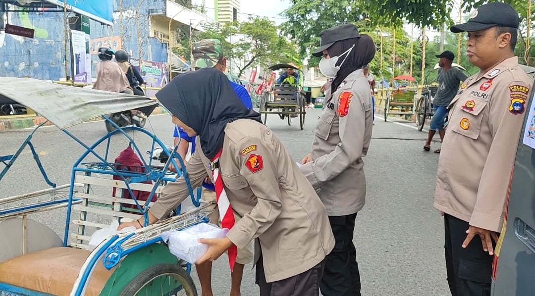Penarik Becak di Kotabaru Terkejut Terima Takjil Dari Polisi