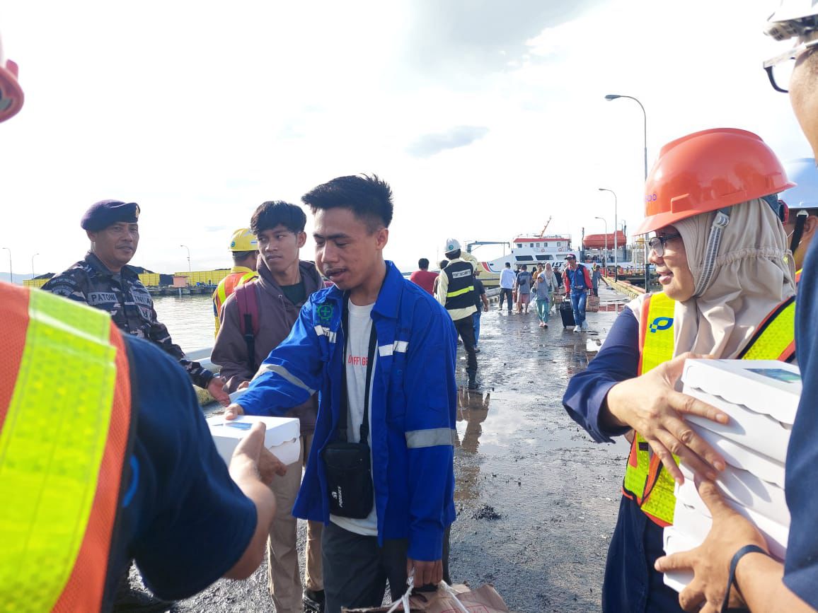 Pelindo Berbagi Takjil Gratis ke Penumpang Kapal Perintis di Kotabaru
