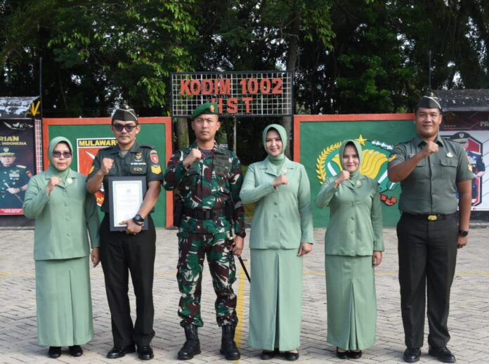 Dandim HST Serahkan Korp Raport Pindah Satuan