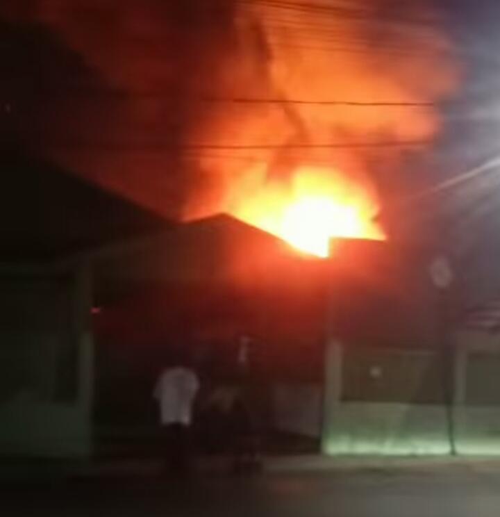 Saat Sholat Isya, Warga Ampera Raya Banjarmasin Geger Diamuk Api