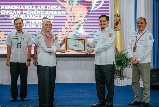 Bupati HST Beri Penghargaan Inovasi SKPD dan Desa Atas Perencanaan Pembangunan