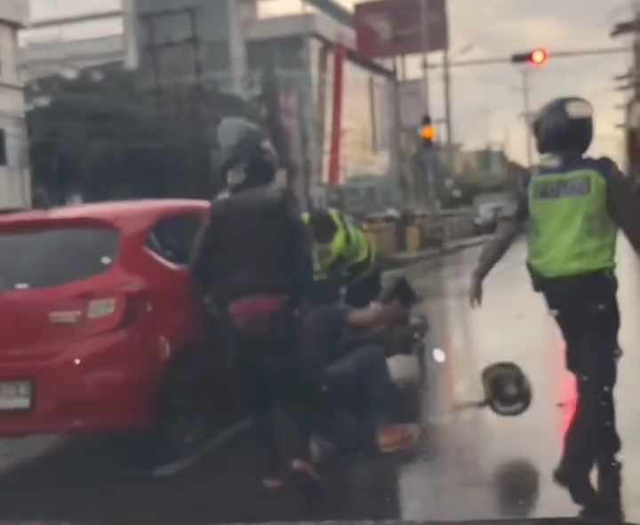 Pengemudi Mobil Melawan Arus dan Kabur Usai Tabrak Petugas di Banjarmasin