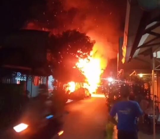  DISAAT sebagian warga di Sungai Andai sebagian mulai akan beristirahat tiba tiba dikejutkan dengan bunyi lonceng dan teriakan kebakaran Jago merah berkobar, kali ini diduga melalap bangunan rumah di Jalan Melati, Komplek Herlina Perkasa, Kelurahan Sungai Andai, Kecamatan Banjarmasin Utara, Jumat (29/3/2024) jelang tengah malam.