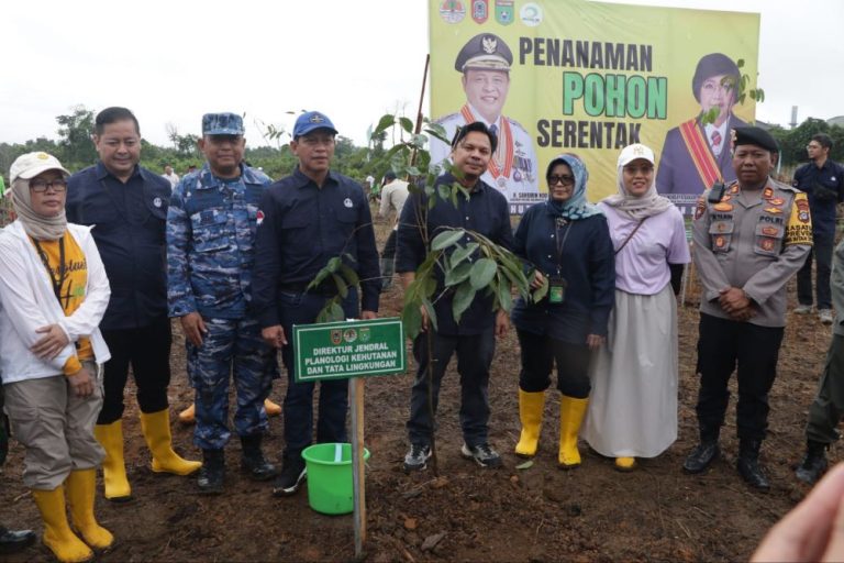 Dirjen PKTL Pimpin Penghijauan di Kawasan Industri Batulicin