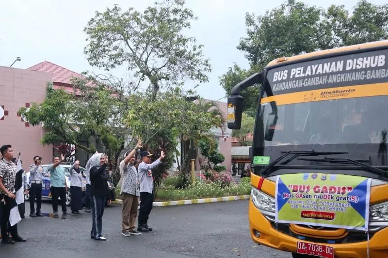 Pj Bupati HSS Melepas Kloter Kedua Bus Mudik Gratis