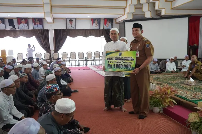 Pemkab HSS Beri Insentif Tambahan Untuk 791 Ustadz dan Ustadzah