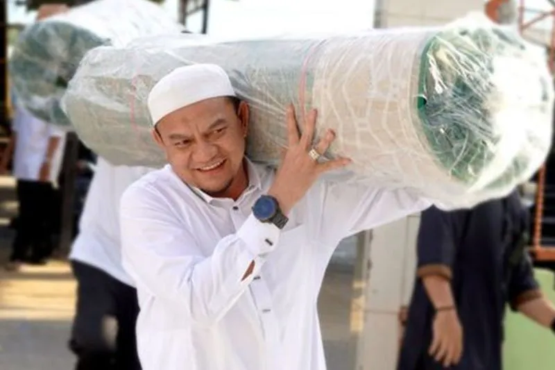 Pj Bupati HSS Serahkan Bantuan Karpet Untuk Masjid di Daha