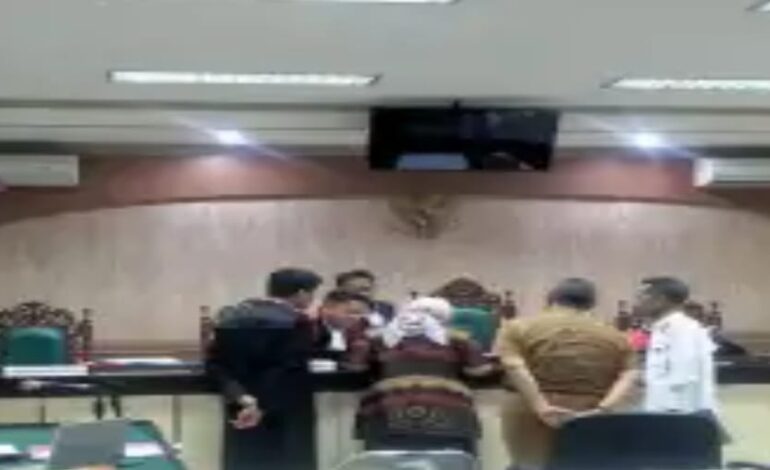 Mantan Bupati Batola Hj. Normiliyani saat memberikan kesaksiannya pada perkara dugaan korupsi yang menjadikan Dirut BPR Alalak Bahrani sebagai terdakwa.