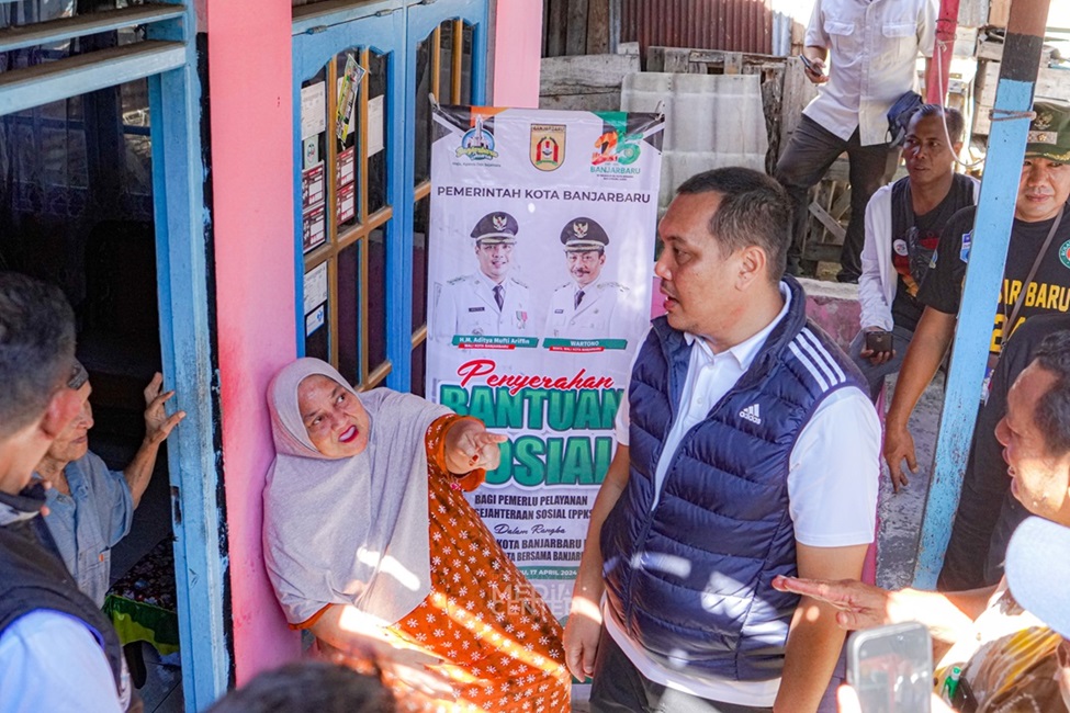 Momen Hari Jadi Banjarbaru, Aditya Bagikan Bantuan Kepada Masyarakat yang Membutuhkan