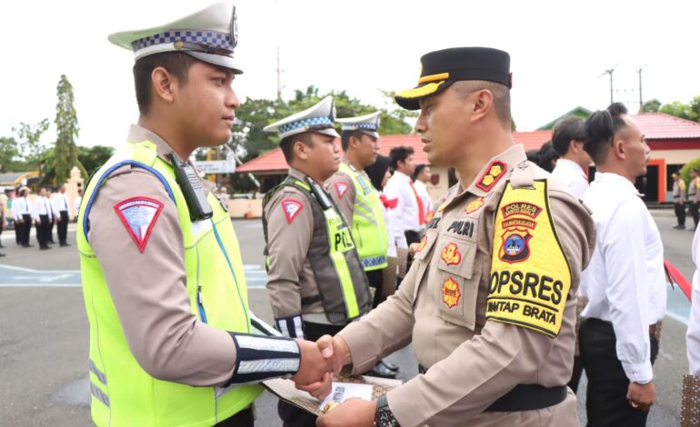 Kapolres Batola Berikan Penghargaan Kepada Anggota Polri Yang Berprestasi